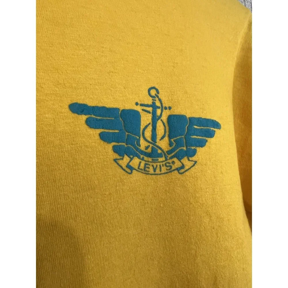 Vtg 90s Levis‎ Dockers Graphic T-Shirt Youth Size S / M Yellow Textured Graphics